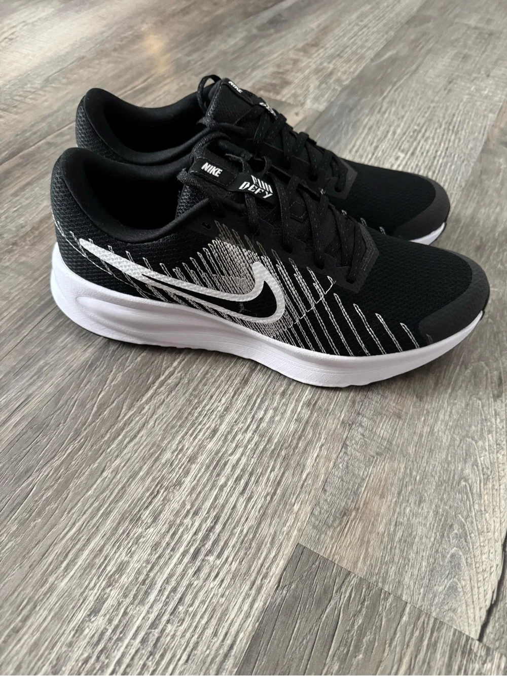 NEW NEVER WORN Nike Men's Black and White Training Sneakers